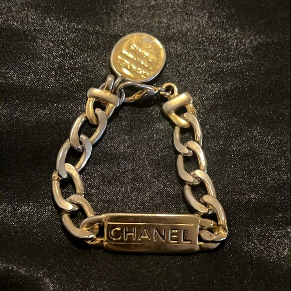 CHANEL Vintage 1980s Cuban Bracelet Gold Tone Made in France - Picture 2 of 8